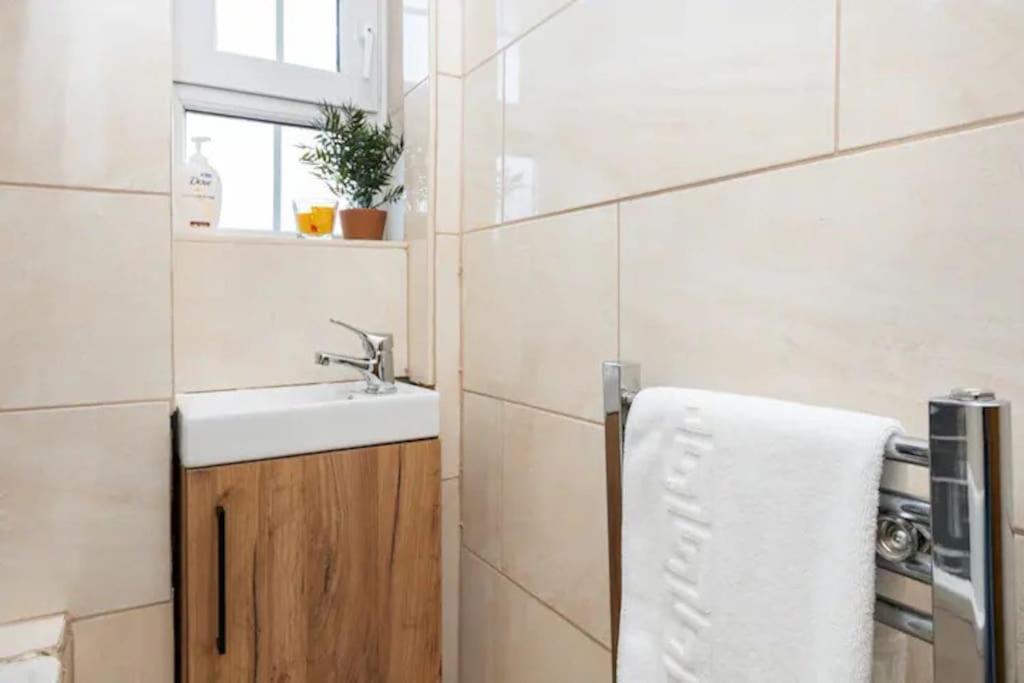 דירות לונדון Tranquil 1Br In South Bank With Onsite Parking מראה חיצוני תמונה