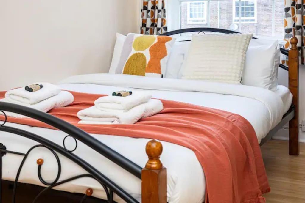 דירות לונדון Tranquil 1Br In South Bank With Onsite Parking מראה חיצוני תמונה