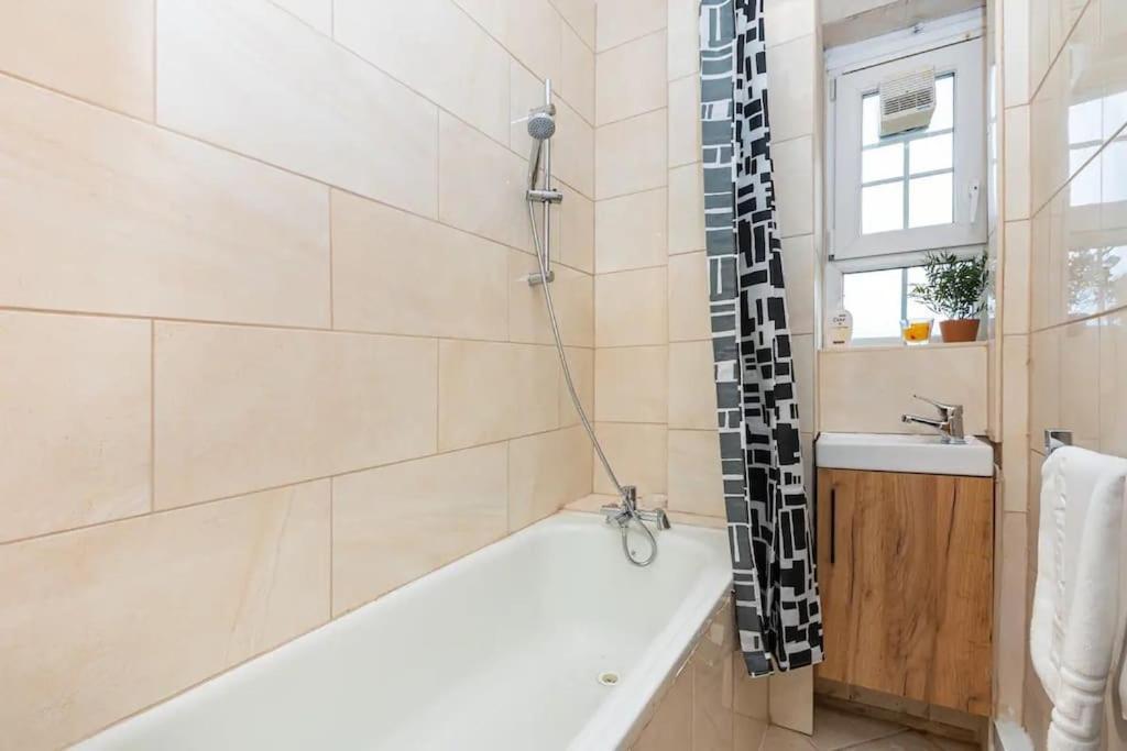 דירות לונדון Tranquil 1Br In South Bank With Onsite Parking מראה חיצוני תמונה